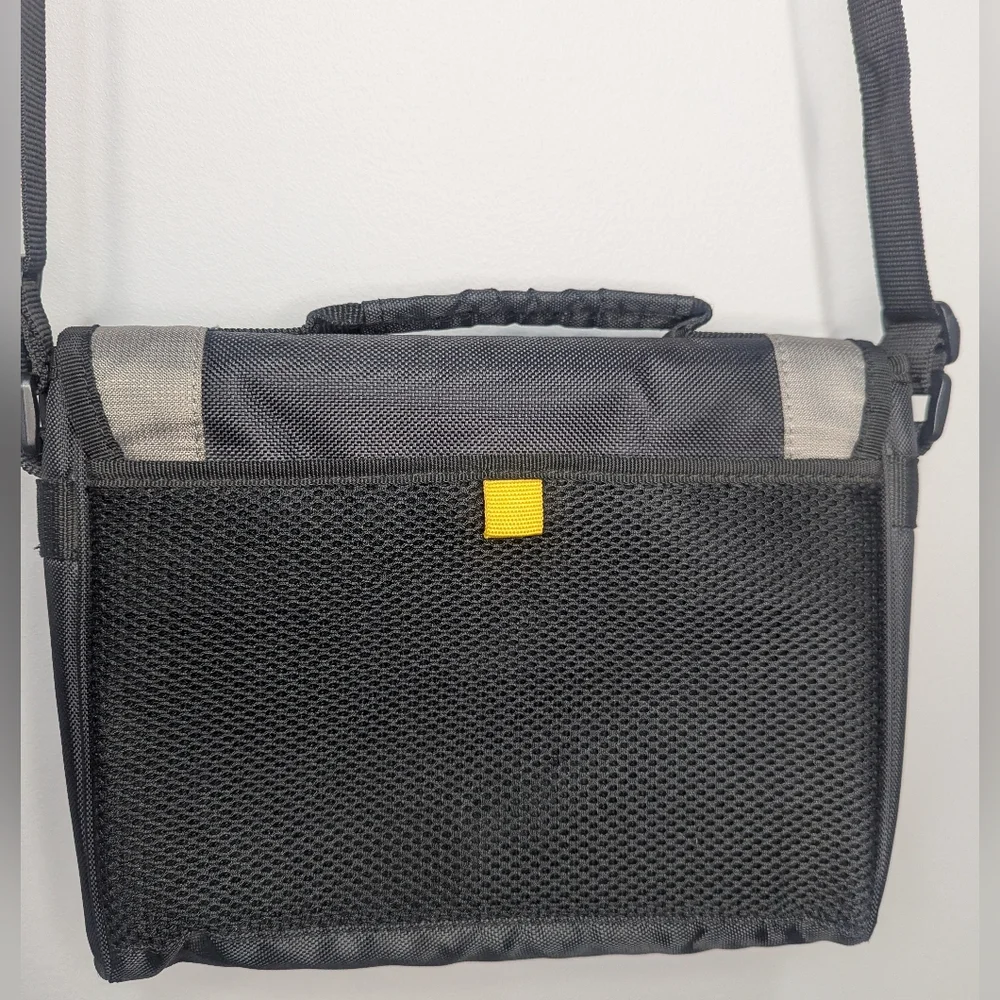 Targus Padded Black and Grey Laptop Messenger Shoulder Bag With Strap